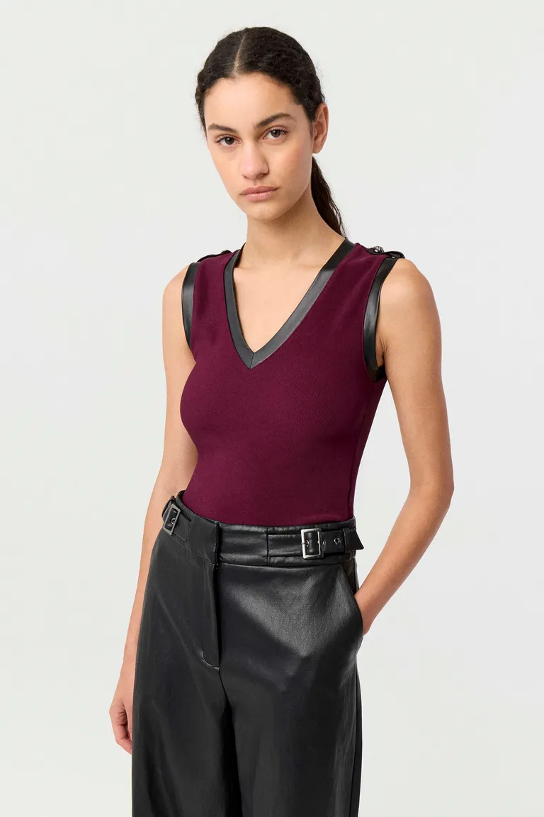 Musculosa sin mangas con escote en v y detalles en los hombros de Markova en Tops para argentina