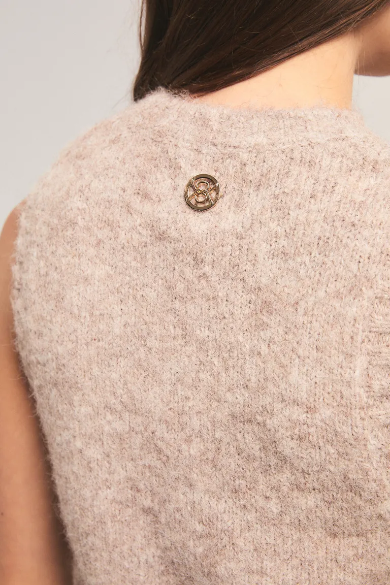 Chaleco sin mangas de diseño tejido con textura cepillada y calce regular de Kosiuko en Chalecos para argentina