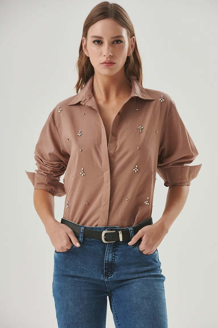 Camisa clásica con detalles brillantes para un look elegante y moderno de Sweet en Camisas para argentina