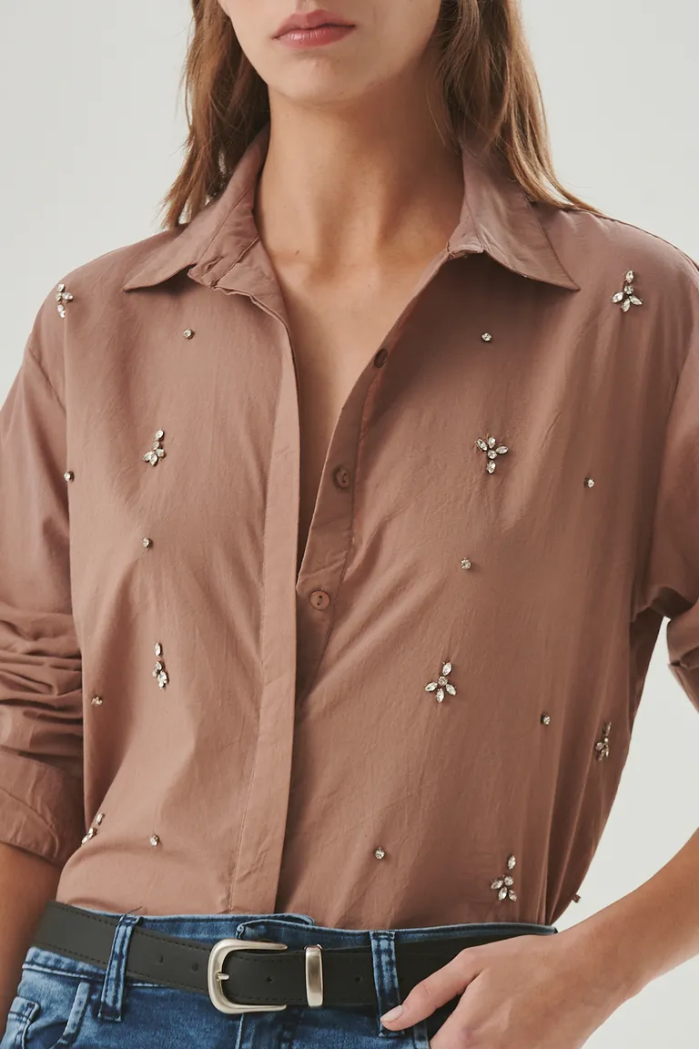 Camisa clásica con detalles brillantes para un look elegante y moderno de Sweet en Camisas para argentina