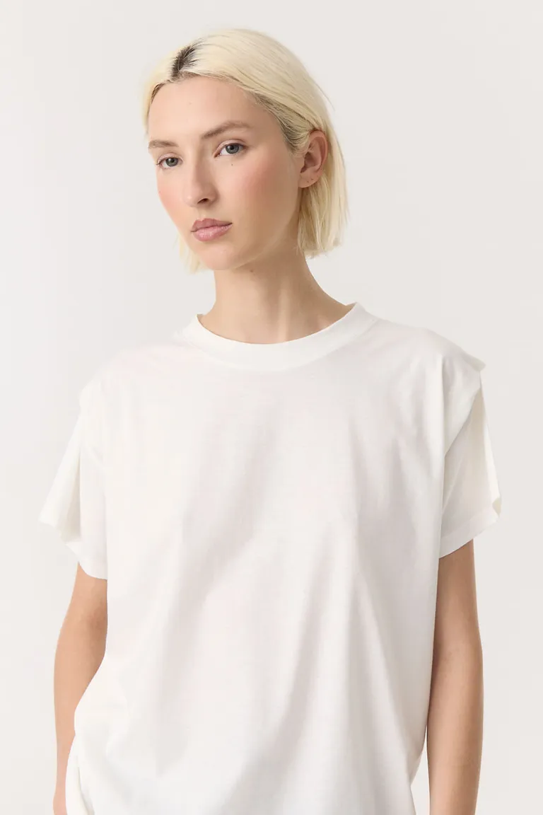 Remera de corte amplio con escote redondo y detalle de hombros superpuestos de Furzai en Remeras para argentina