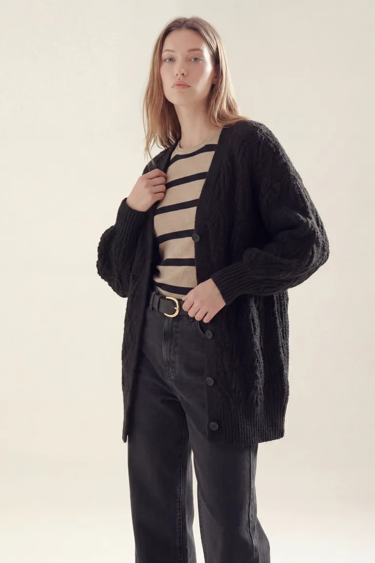 Cardigan tejido con abotonadura frontal y textura de ochos de Akiabara en Buzos y Sweaters para argentina