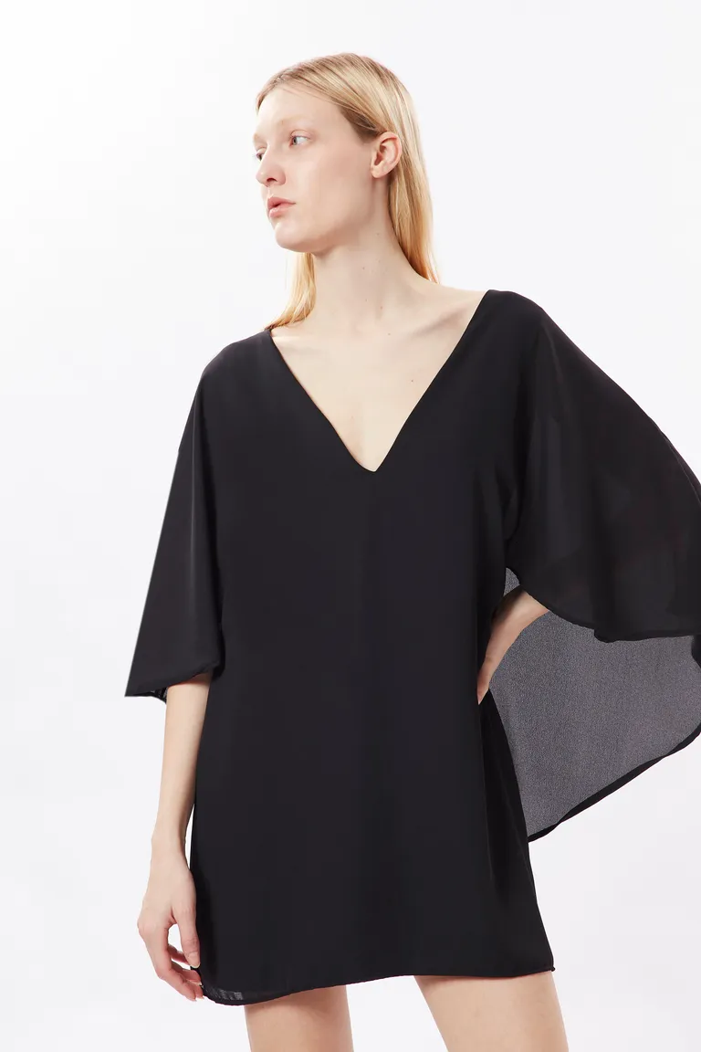 Vestido corto de manga murciélago con escote en V en negro para mujer de Naíma en Vestidos para argentina