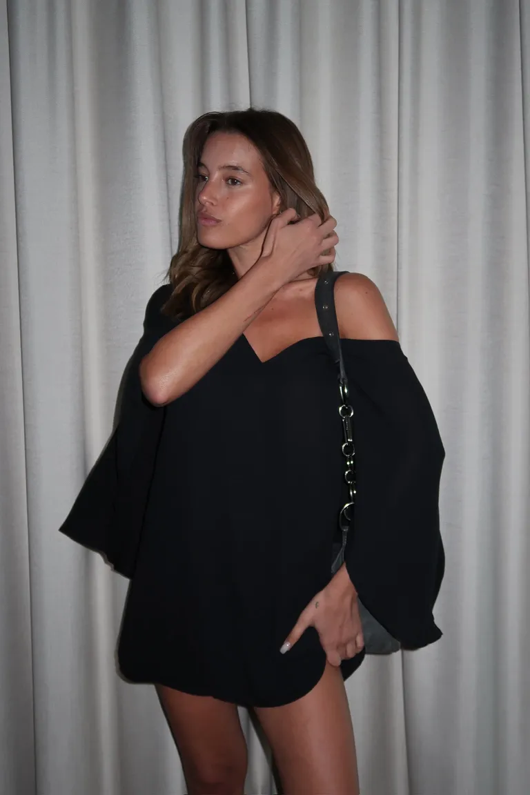 Vestido corto de manga murciélago con escote en V en negro para mujer de Naíma en Vestidos para argentina