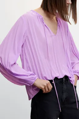 Blusa plisada manga abullonada de Mango en Blusas para argentina