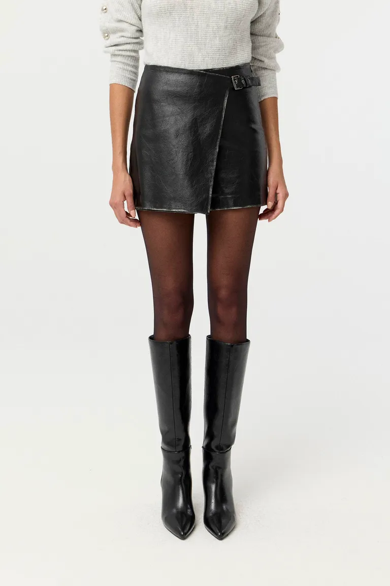 Pollera pantalón de tiro alto con detalle de hebilla frontal y cierre lateral de Markova en Shorts para argentina