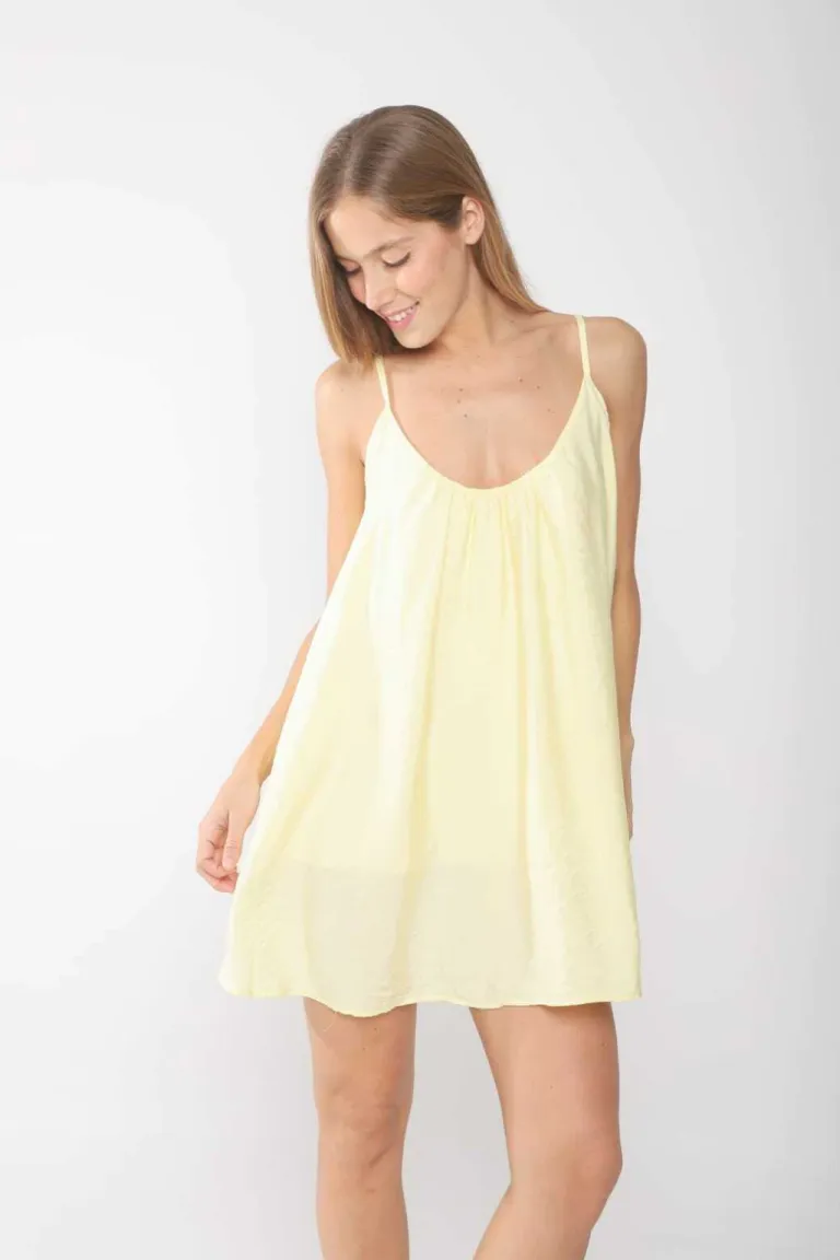 Vestido de satén amarillo con escote fruncido y breteles regulables de Belle en Vestidos para argentina