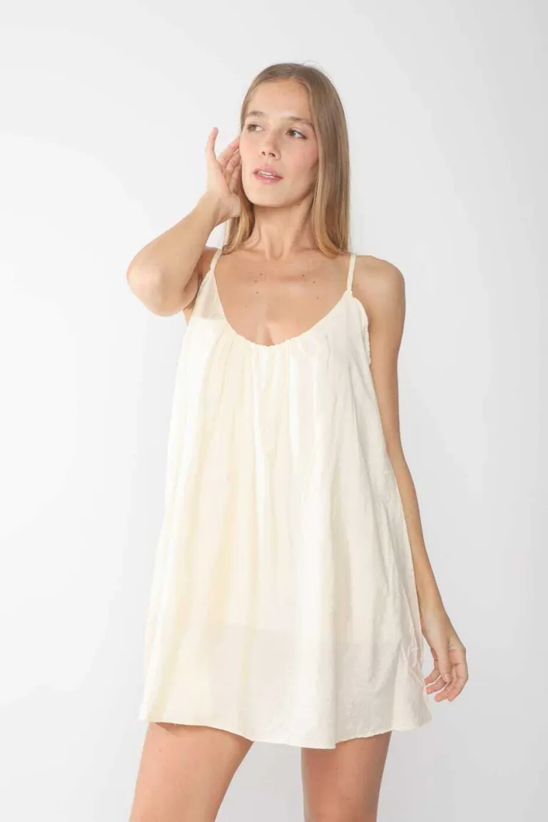 Vestido de satén amarillo con escote fruncido y breteles regulables de Belle en Vestidos para argentina