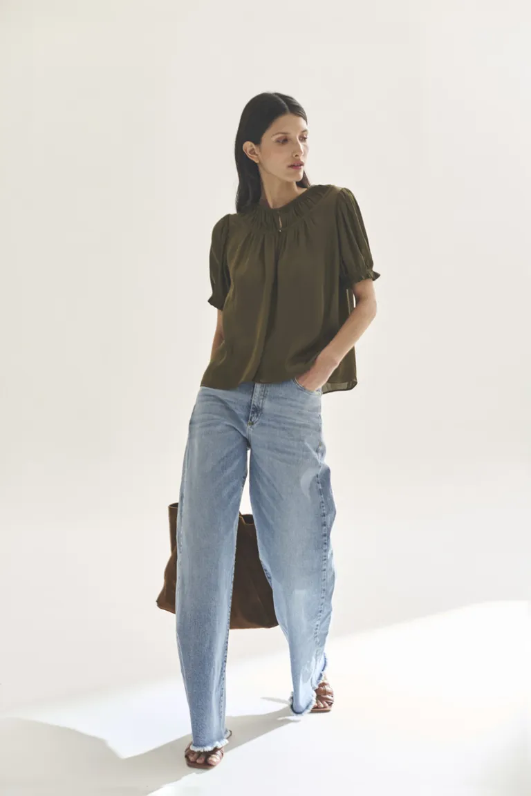 Blusa de manga corta en color verde oscuro, una prenda elegante y versátil para el día a día de Akiabara en Blusas para argentina