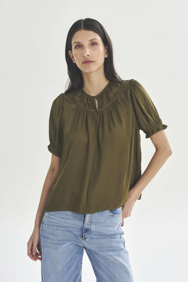 Blusa de manga corta en color verde oscuro, una prenda elegante y versátil para el día a día de Akiabara en Blusas para argentina