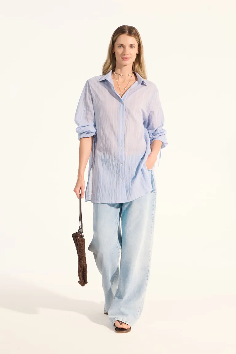 Camisa femenina de corte holgado con jalado de puños en tejido liviano y arrugado de Portsaid en Camisas para argentina