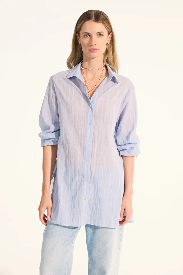 Camisa femenina de corte holgado con jalado de puños en tejido liviano y arrugado de Portsaid en Camisas para argentina