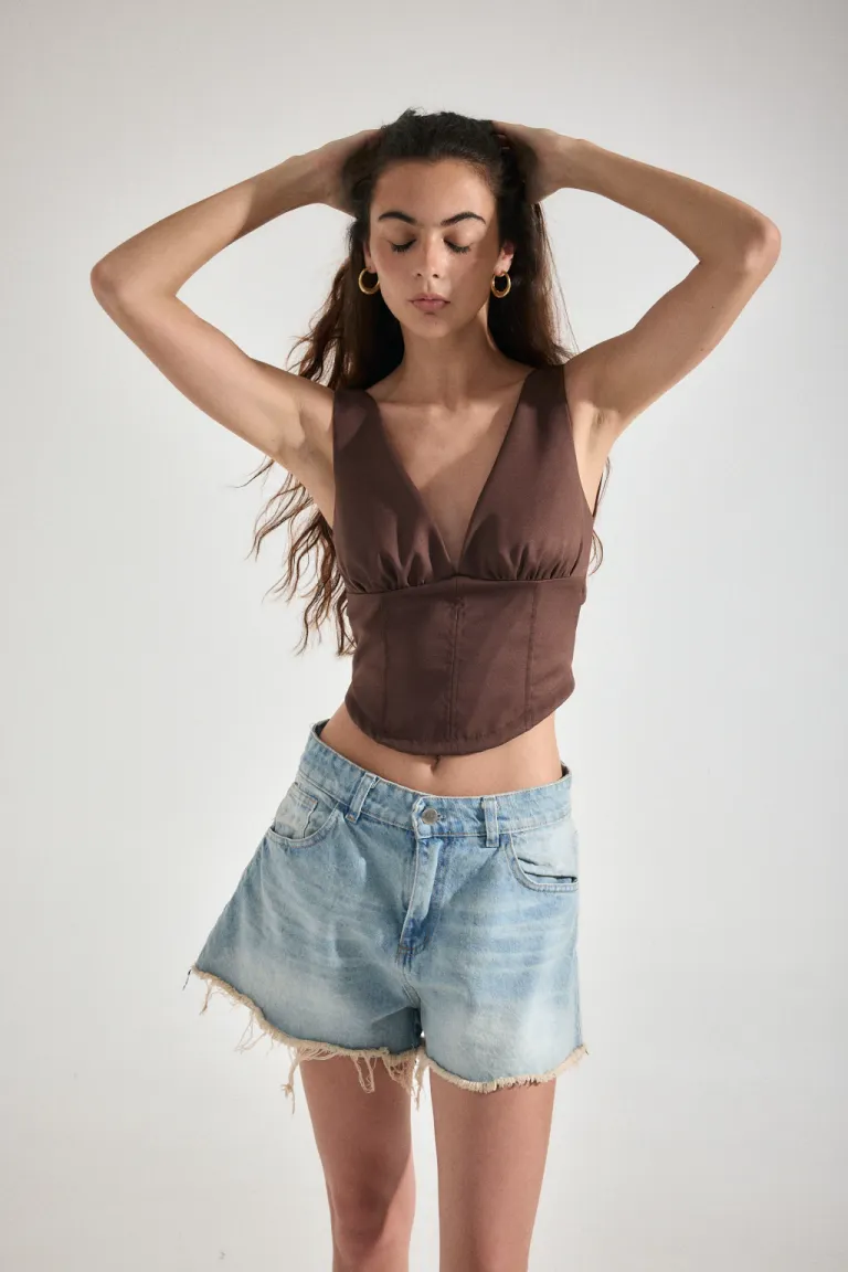 Top de crepe sastrero con escote en V y recortes estilo corset de Audaz en Tops para argentina