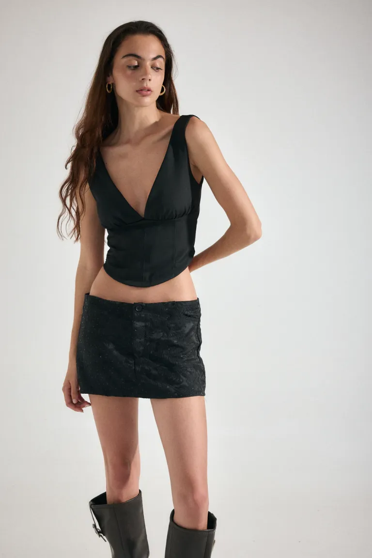 Top de crepe sastrero con escote en V y recortes estilo corset de Audaz en Tops para argentina