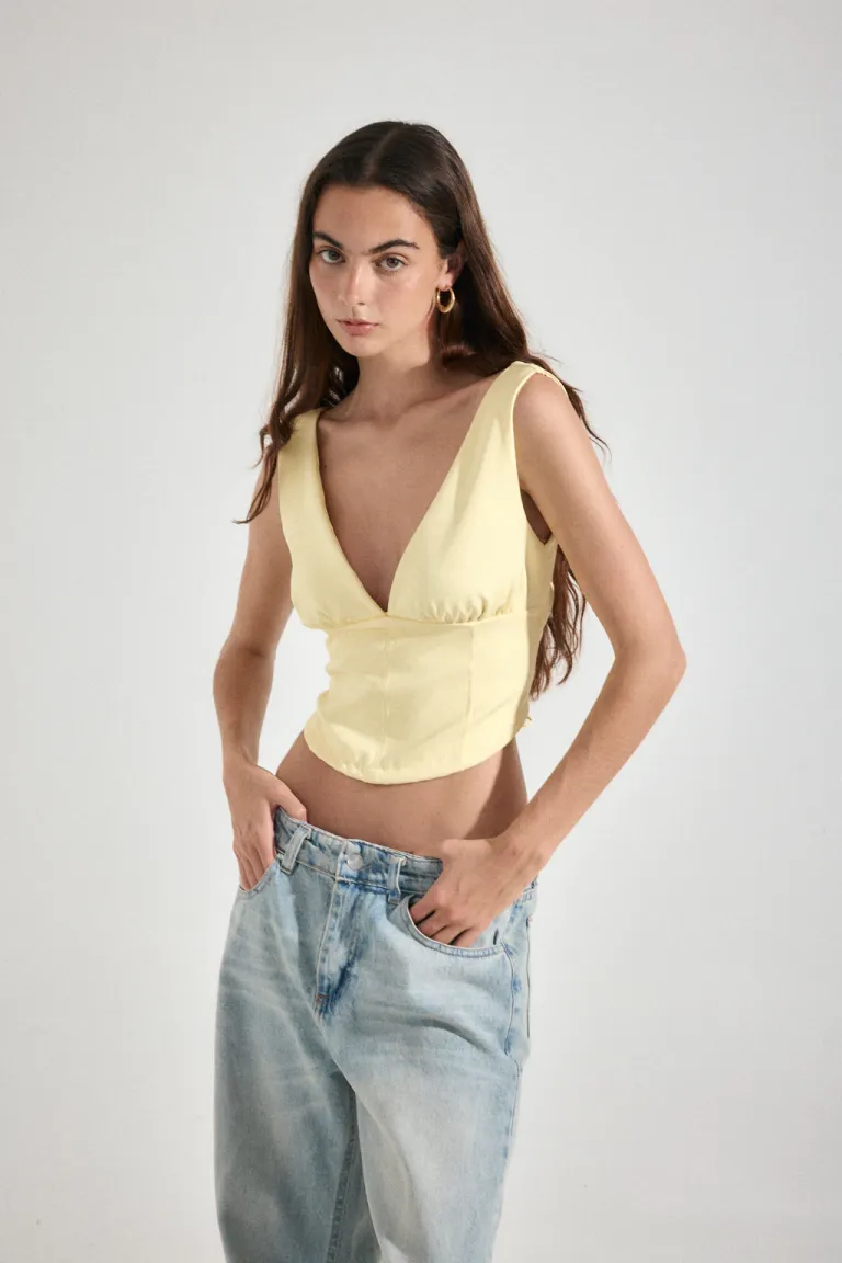 Top de crepe sastrero con escote en V y recortes estilo corset de Audaz en Tops para argentina