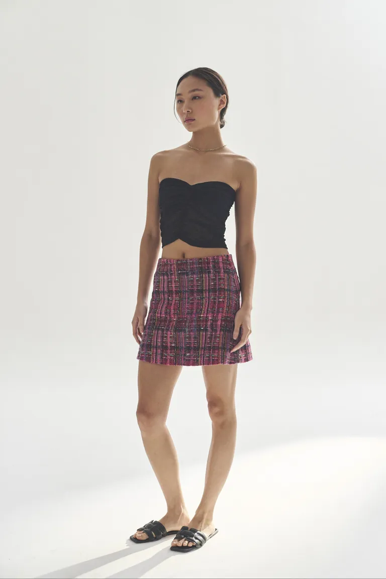 Top sin tirantes negro, elegante y versátil para la mujer moderna de Akiabara en Tops para argentina