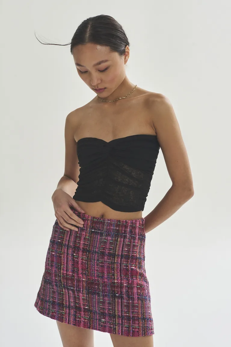 Top sin tirantes negro, elegante y versátil para la mujer moderna de Akiabara en Tops para argentina