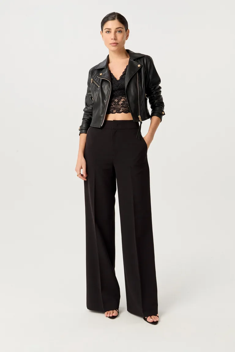 Top de encaje negro de diseño anatómico con escote en V y detalles de puntilla de Markova en Tops para argentina