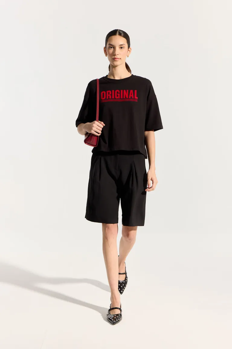 Remera de diseño regular con estampa en flock y recortes laterales de Portsaid en Remeras para argentina