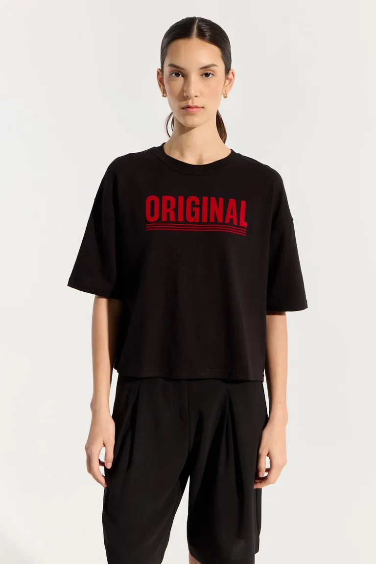 Remera de diseño regular con estampa en flock y recortes laterales de Portsaid en Remeras para argentina