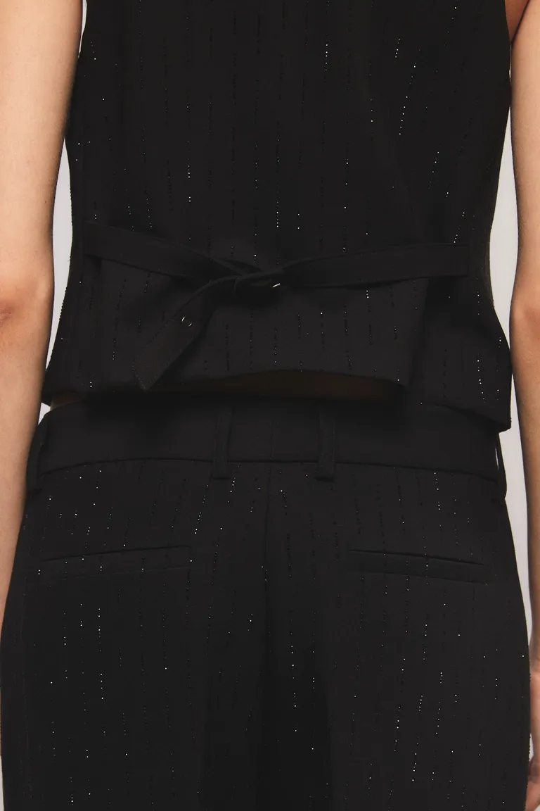 Chaleco sastrero con cuello en V, cierre frontal de broches y ajuste regulable en la espalda de Kosiuko en Chalecos para argentina