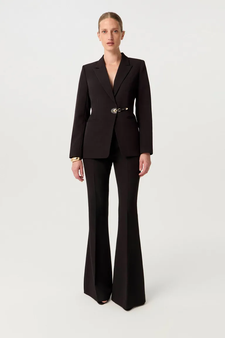 Pantalón negro de tiro alto y pierna flare, un clásico con estilo moderno de Markova en Pantalones para argentina