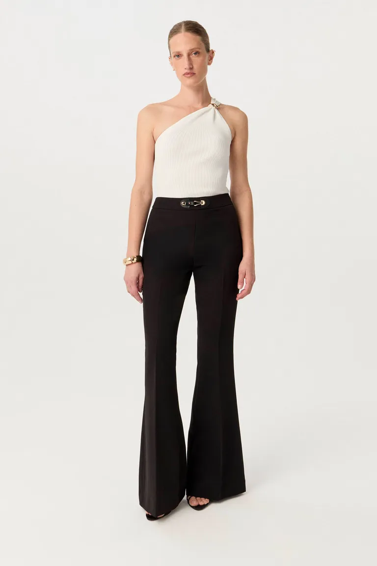 Pantalón negro de tiro alto y pierna flare, un clásico con estilo moderno de Markova en Pantalones para argentina