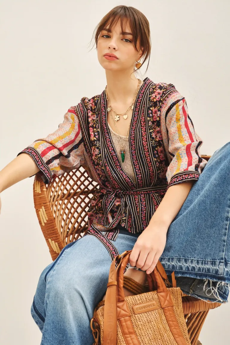 Kimono corto estampado de viscosa con mangas 3/4 y lazo en la cintura de Rapsodia en Kimonos para argentina