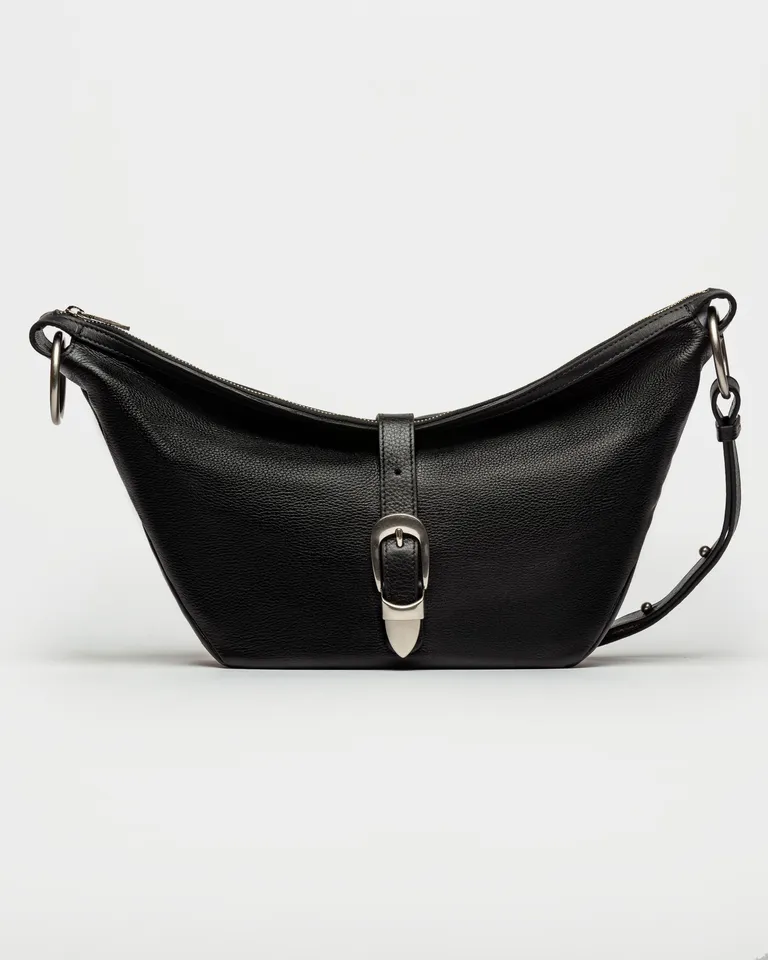 Bolso de cuero negro de forma curva con asa ancha y hebilla central de Prüne en Bolsos y Carteras para argentina