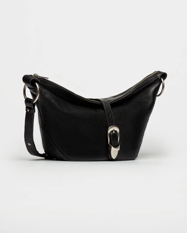 Bolso de cuero negro de forma curva con asa ancha y hebilla central de Prüne en Bolsos y Carteras para argentina