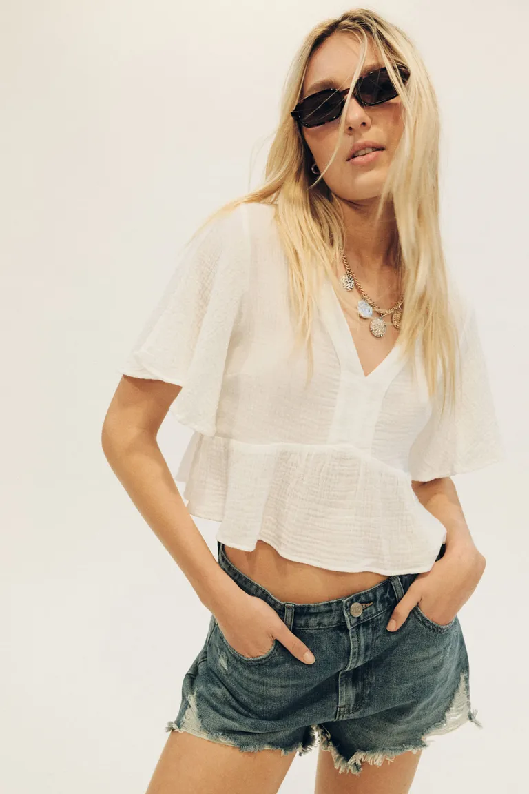 Blusa de algodón texturizado con mangas acampanadas, ideal para la temporada primavera-verano de Cuesta Blanca en Blusas para argentina