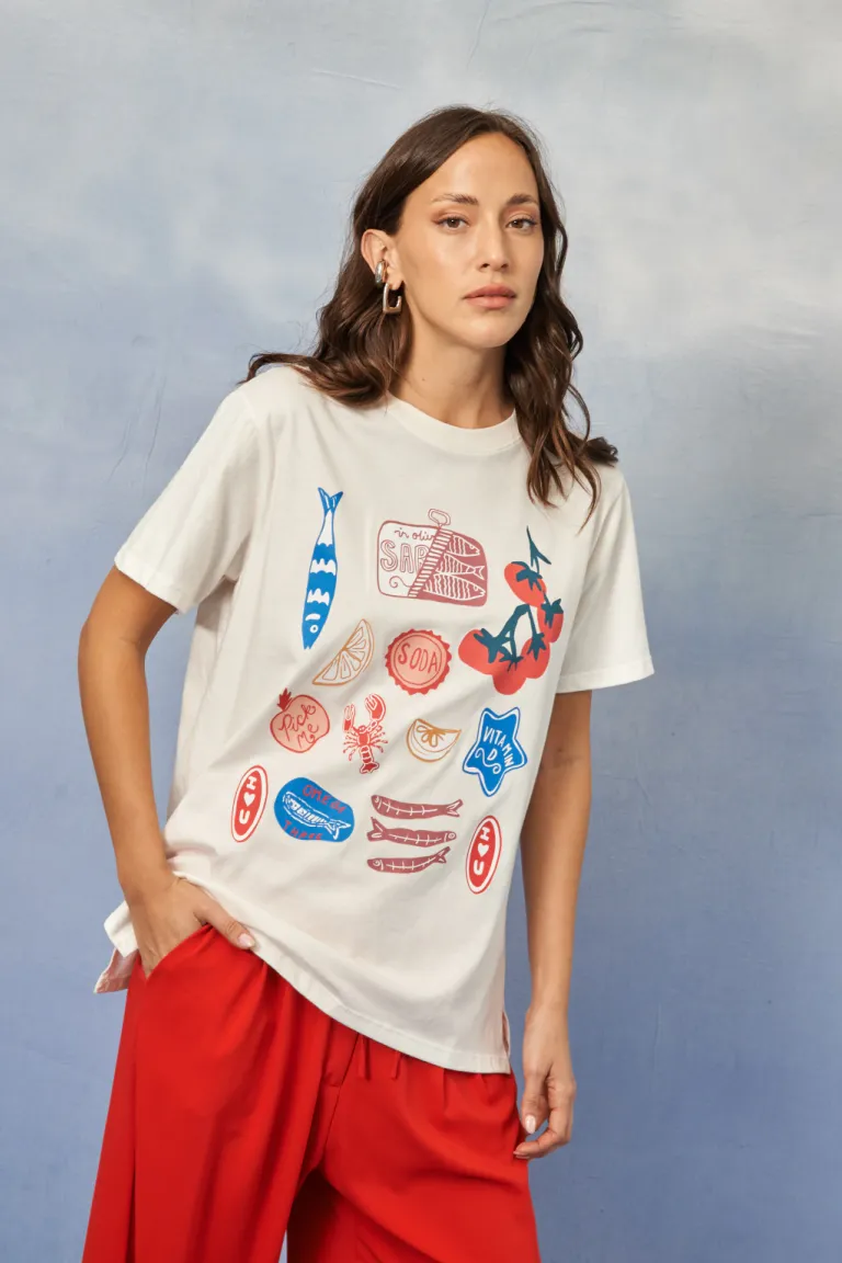 Remera de algodón blanca con estampados gráficos y elementos decorativos de Apricot en Remeras para argentina