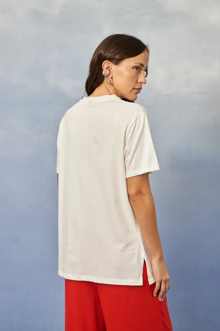 Remera de algodón blanca con estampados gráficos y elementos decorativos de Apricot en Remeras para argentina