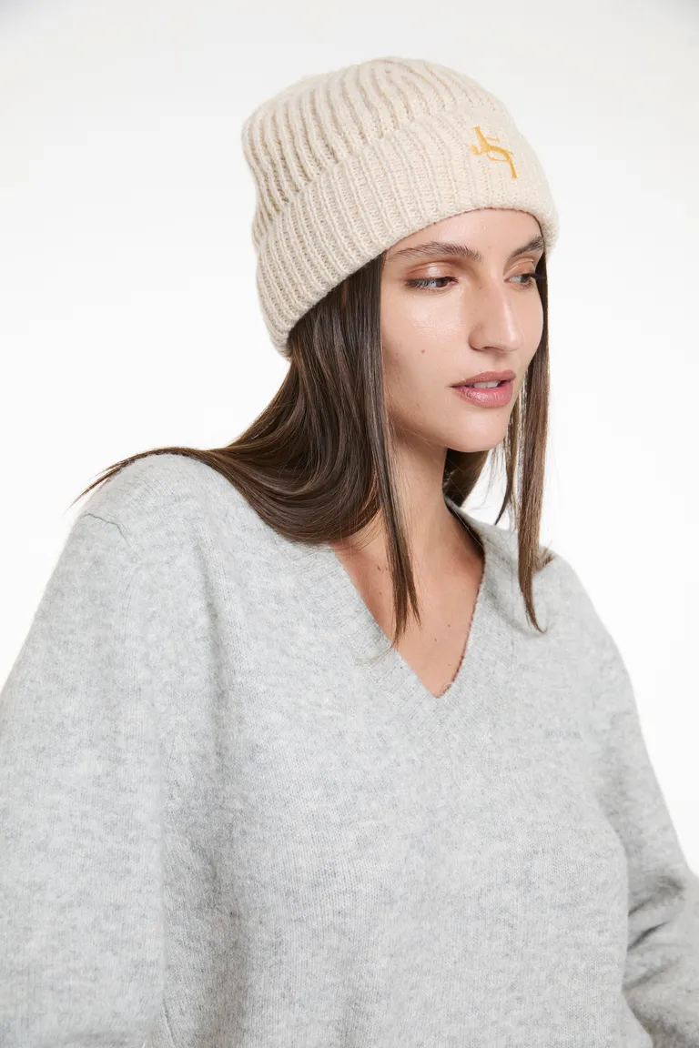 Gorro tejido de invierno con diseño de punto clásico y detalle bordado frontal de Justaosadia en Gorros y Sombreros para argentina