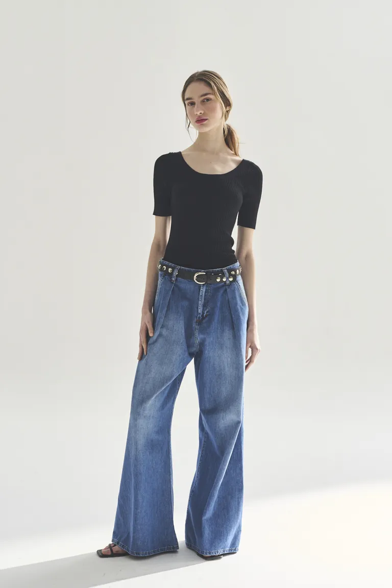 Sweater de manga corta negro, una prenda versátil y elegante para el día a día de Akiabara en Buzos y Sweaters para argentina