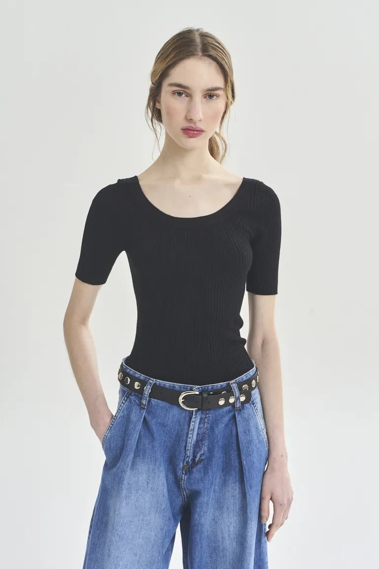 Sweater de manga corta negro, una prenda versátil y elegante para el día a día de Akiabara en Buzos y Sweaters para argentina