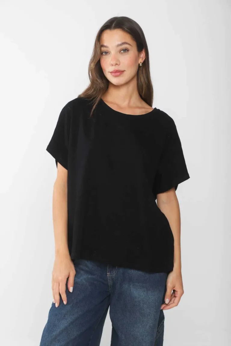 Remera negra de corte evase y diseño sencillo para un look casual y moderno de Belle en Remeras para argentina