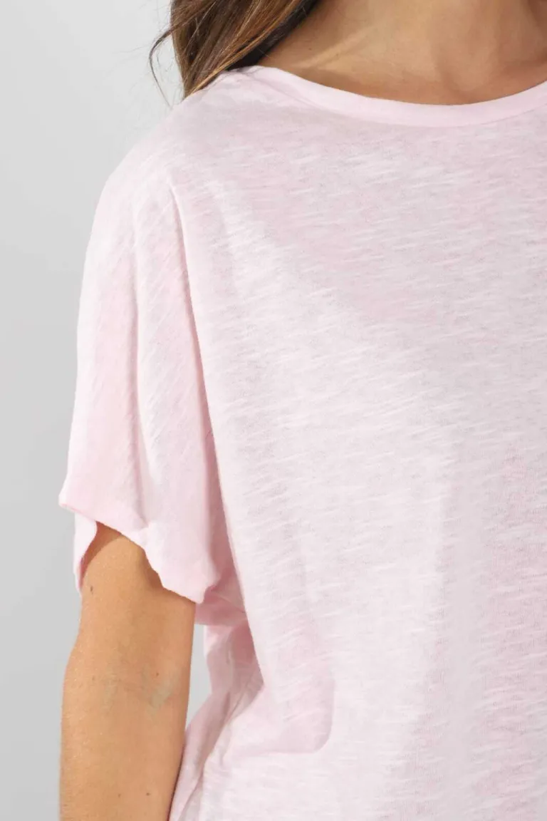 Remera negra de corte evase y diseño sencillo para un look casual y moderno de Belle en Remeras para argentina