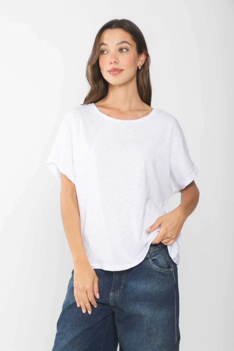 Remera negra de corte evase y diseño sencillo para un look casual y moderno de Belle en Remeras para argentina