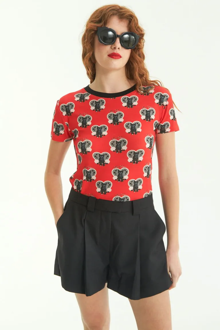 Remera de manga corta con estampado de motivos en rojo para mujer de Las Pepas en Remeras para argentina