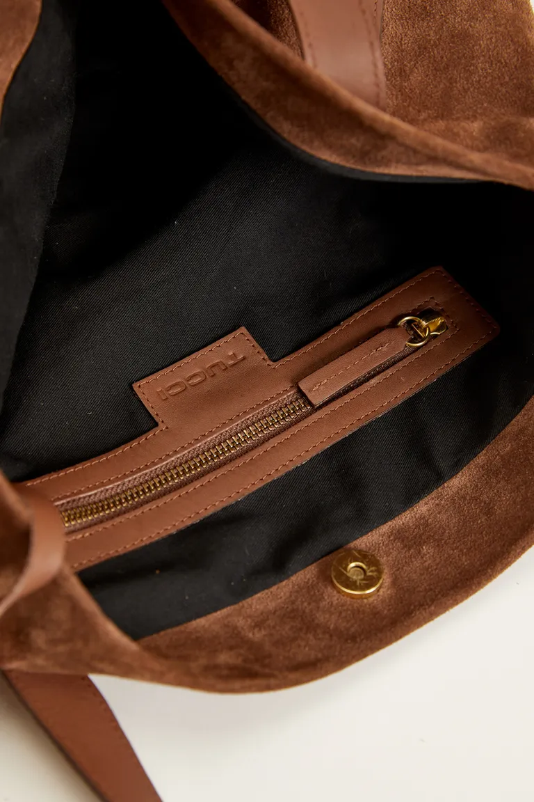 Cartera artesanal de cuero gamuzado con detalles dorados de Tucci en Bolsos y Carteras para argentina