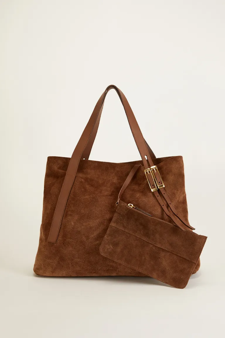 Cartera artesanal de cuero gamuzado con detalles dorados de Tucci en Bolsos y Carteras para argentina