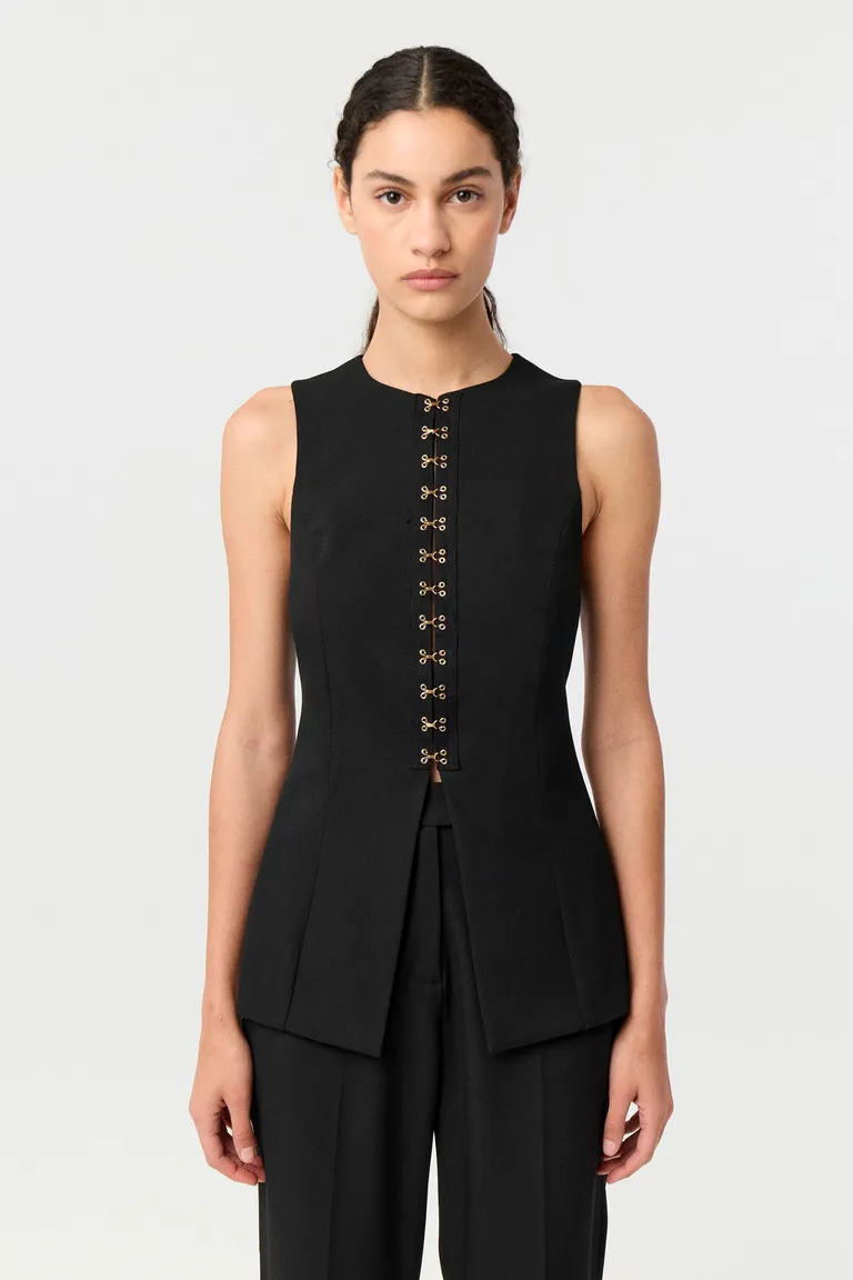 Chaleco sastrero entallado con escote a la base y cierre delantero mediante ganchos metálicos de encastre de Markova en Chalecos para argentina