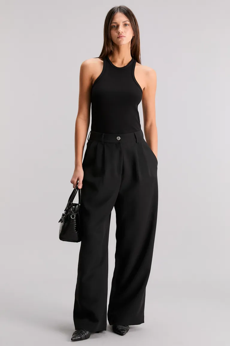 Pantalón oversize de tiro extendido en tejido sastrero con tablas delanteras de Kosiuko en Pantalones para argentina