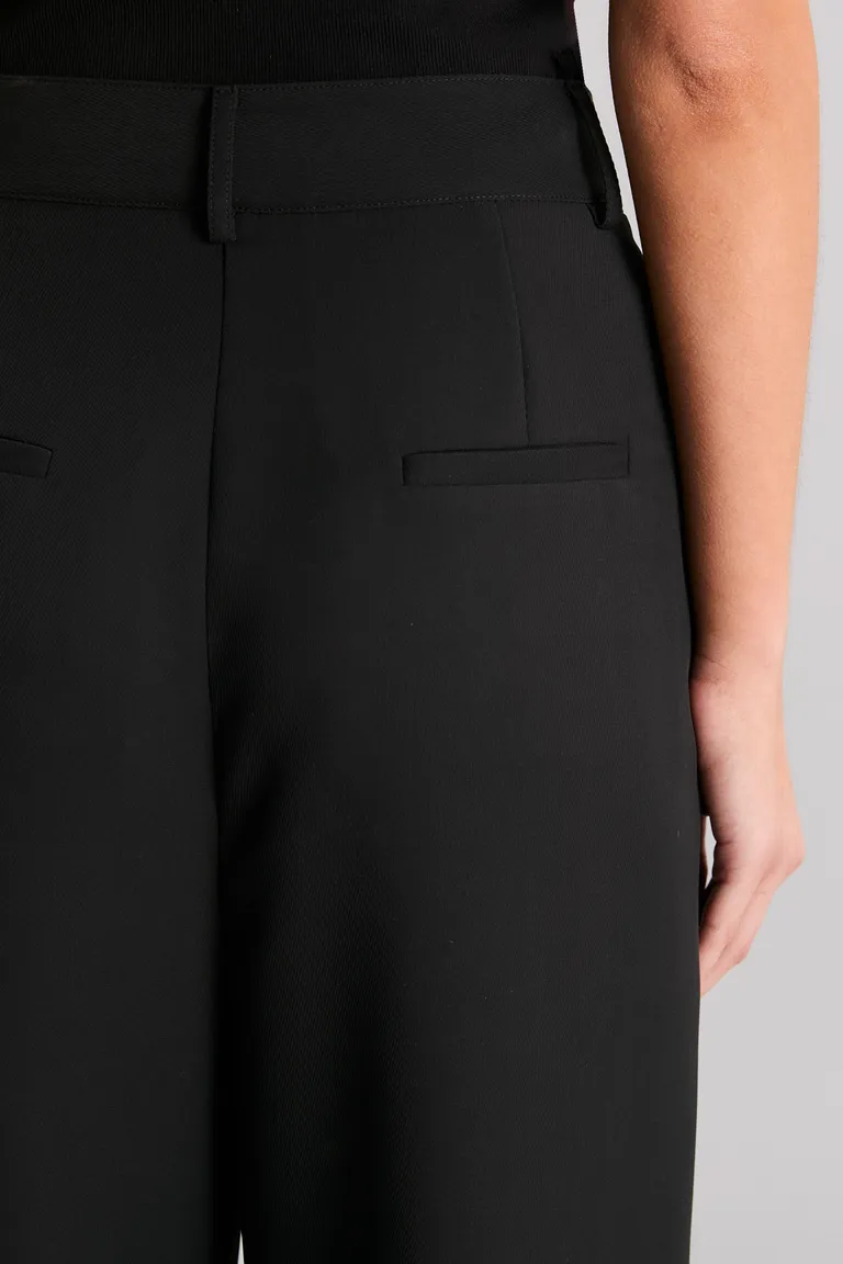 Pantalón oversize de tiro extendido en tejido sastrero con tablas delanteras de Kosiuko en Pantalones para argentina