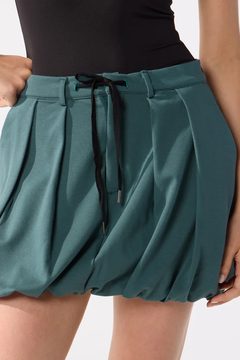 Falda corta bombé con cordón ajustable en cintura y bolsillos laterales de Cuesta Blanca en Faldas para argentina