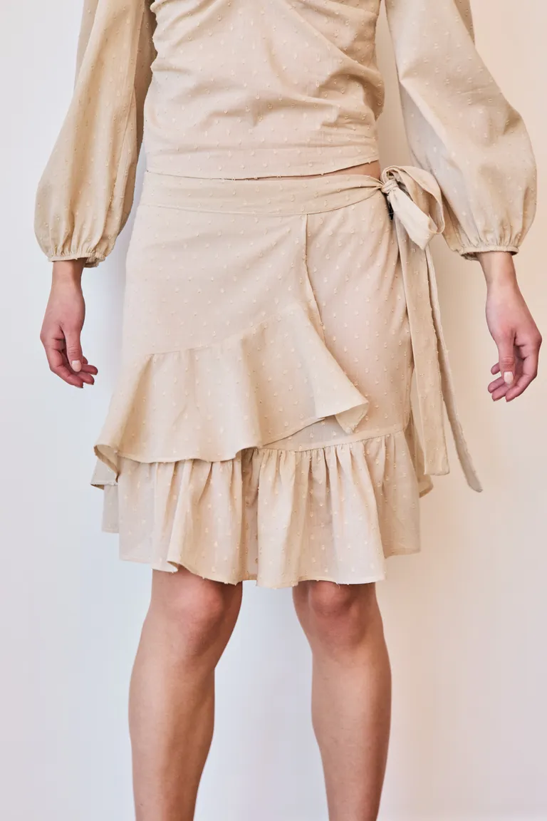 Falda cruzada de algodón con volado en el ruedo, perfecta para crear looks elegantes y femeninos de Justaosadia en Faldas para argentina