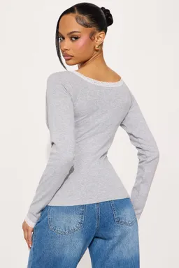 Top cuello barco encaje lana de Fashion Nova en Tops para argentina