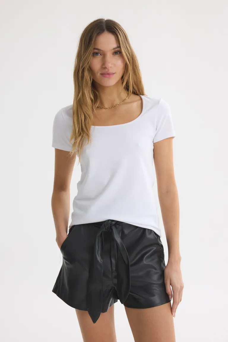 Remera de corte cuadrado en un diseño elegante y versátil para la mujer argentina de Akiabara en Remeras para argentina