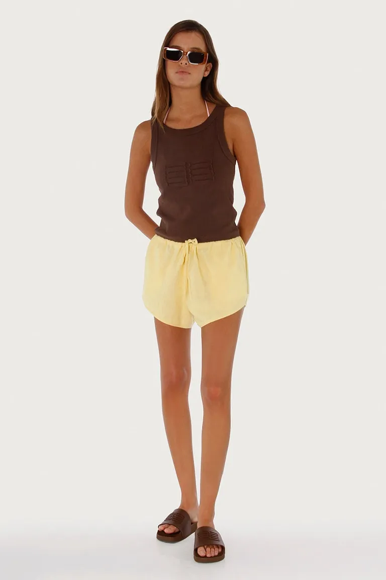 Shorts amarillo de lino con cintura ajustable y caída modular de Sofia Sarkany en Shorts para argentina